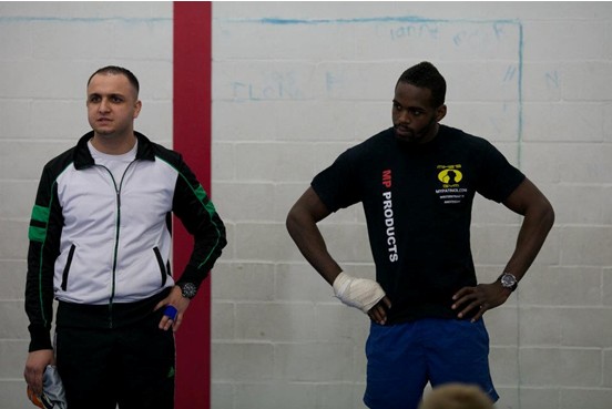 他爆发力比肩泰森，曾重拳打昏小日本，却遭遇欠薪沦为平民