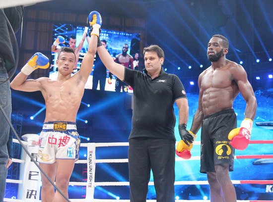 他爆发力比肩泰森，曾重拳打昏小日本，却遭遇欠薪沦为平民