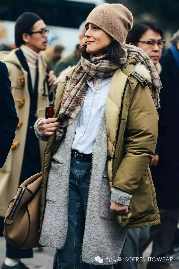 爆款羽绒服谁穿都好看,冬天穿什么颜色的羽绒服最好看