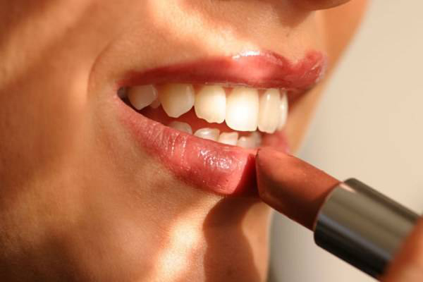 嘴巴太干如何用口红,嘴唇涂了口红容易起皮怎么办