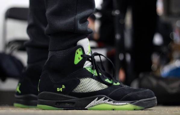 yeezy350白斑马哪年的好,国内最贵的鞋是多少钱