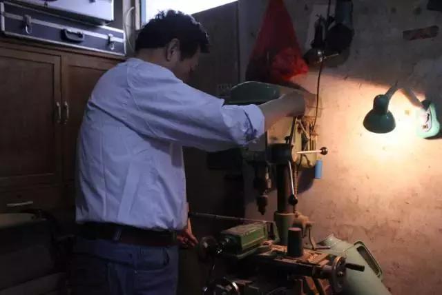 他在聊城这个不足十平米的小店里,坚守自己梦想京剧梦想