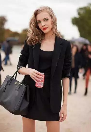 prada包包星巴克联名每家限量多少,prada女式包包价格及图片官网