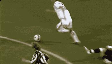 盘点绿茵场上精彩过人,比武打片还精彩的格斗比赛