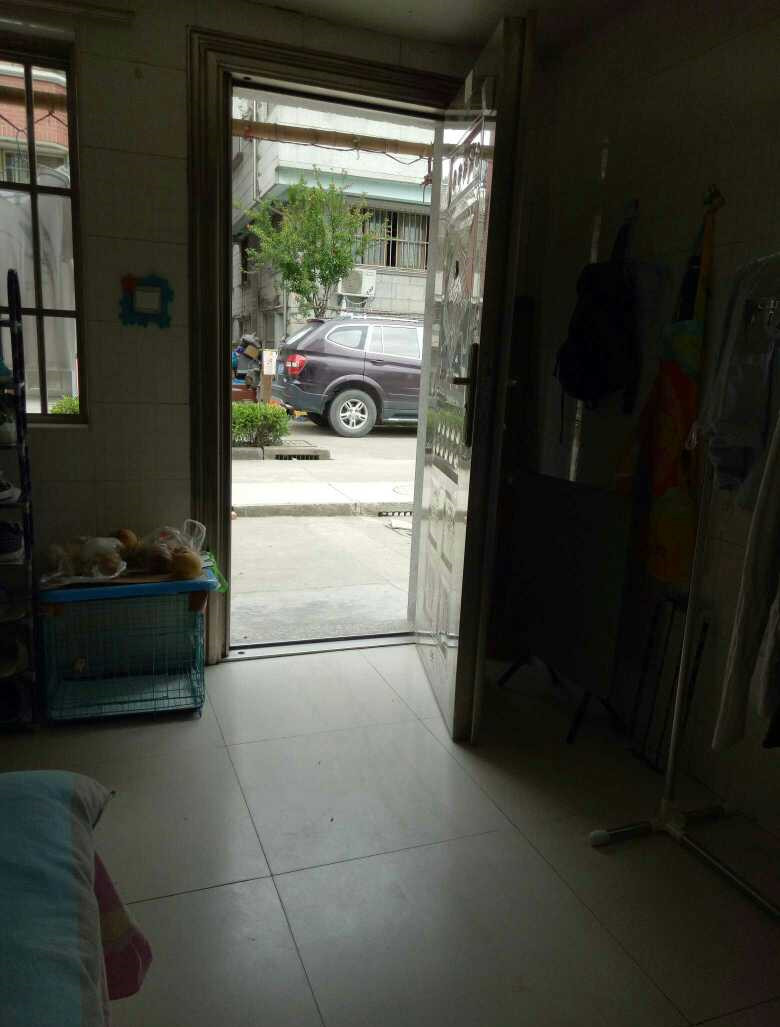 我在福州租了600块房子，巴掌大的空间，厕所却在厨房里
