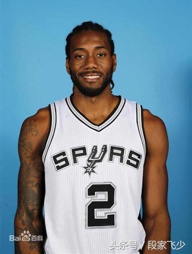 篮球场上小前锋的位置以及打法,篮球场上五个位置的正确解释