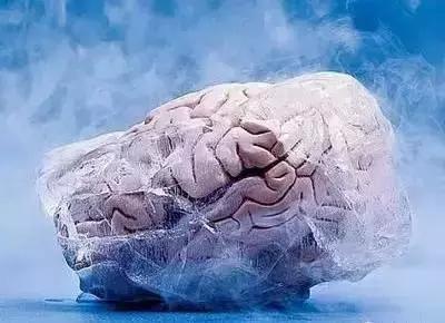 为了复活50年前的“冷冻人”，这个维修工背负了半世纪的骂名