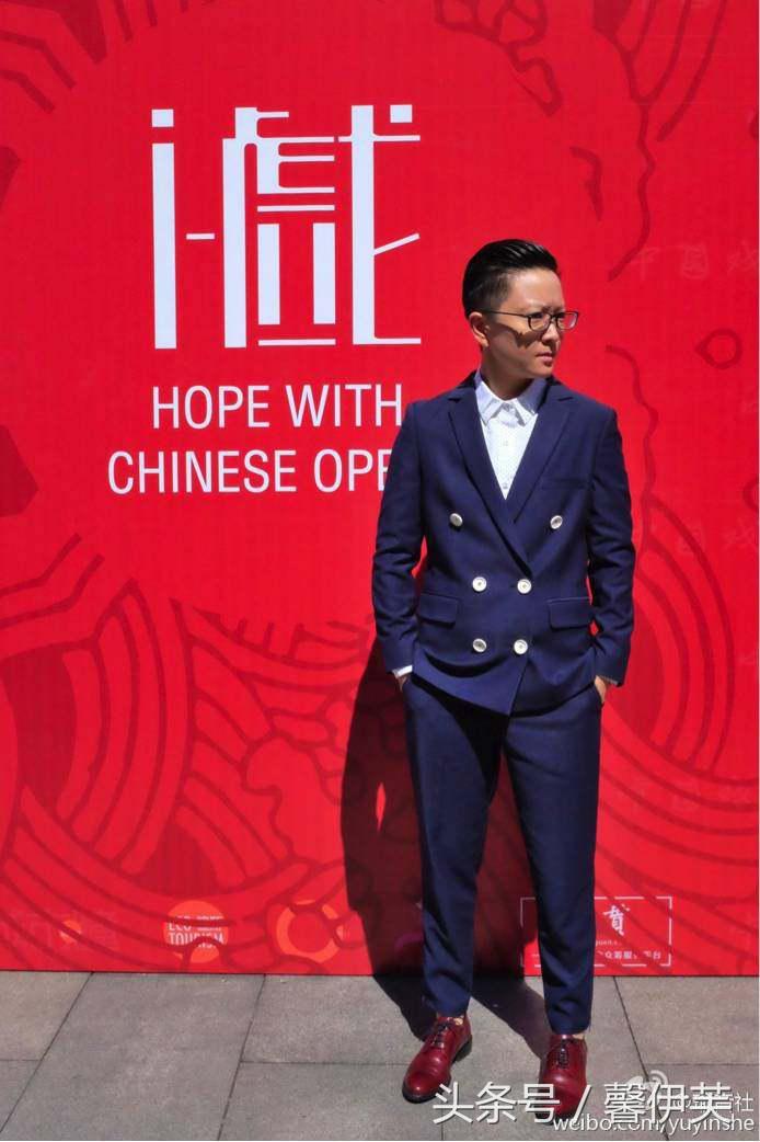 她是戏曲界的“小孟小冬“，被称为瑜老板，因参加跨界歌王被熟知