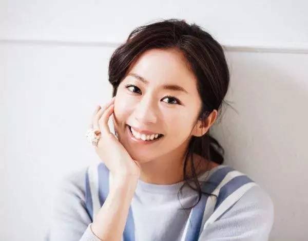 让你拥有无瑕透亮水光肌 (精致女生必备1分钟打造细腻美肌)