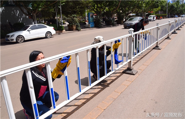 两千余人在街头巷尾为富源县城做美容