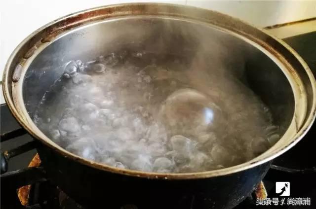 这才是喝热水的正确方式,这才是烤火的正确方式