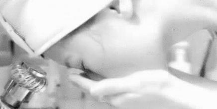 男生脸上长痘痘咋办用什么化妆品,男生脸上长痘痘怎么办用什么药