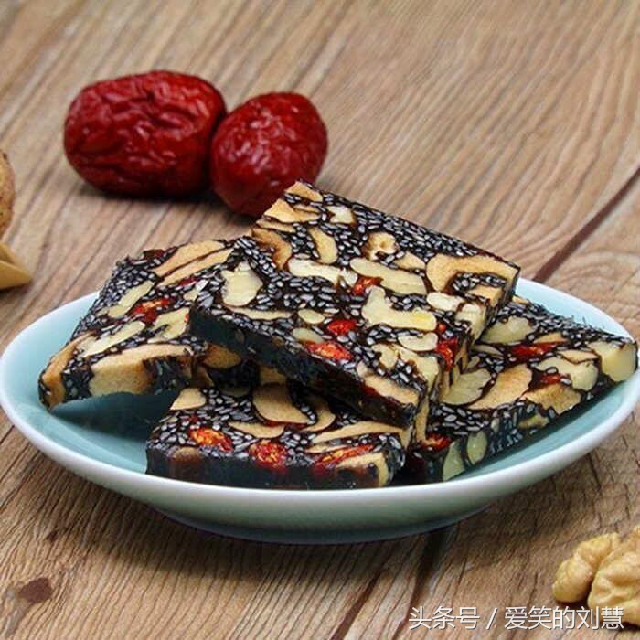 阿胶糕补血养颜日常手工做的,熬一锅补气血的零添加的阿胶糕