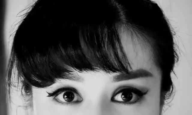 奥黛丽赫本妆教程,如何化妆赫本妆