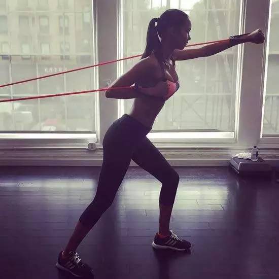 碎片时间用来王者打野?为了美和健康,当然还是碎片普拉提