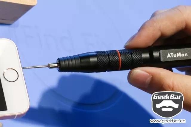 一套12合一的螺丝刀,一套小的螺丝刀