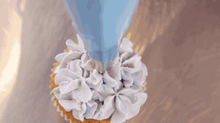 纸杯小蛋糕裱花零基础学习,十二个纸杯蛋糕需要多少奶油裱花