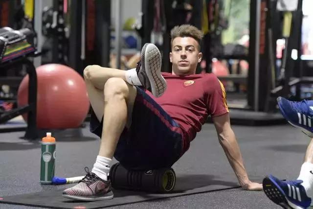 他们都穿什么篮球鞋,他们穿什么衣服翻译