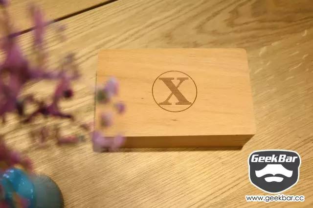 一套12合一的螺丝刀,一套小的螺丝刀