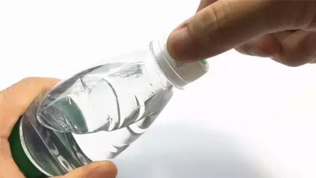 科学小实验吸管隔空取水,水瓶上插吸管小实验什么原理