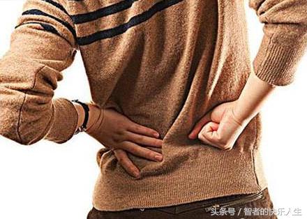 颈椎病引起背痛，电脑一族要调好“位置”