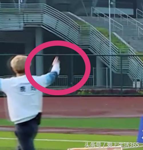 鹿晗粉丝疯狂举动,鹿晗被粉丝强势表白