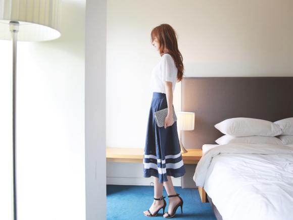 孙允珠夏日海边连衣长裙坐姿穿搭,孙允珠夏日背影