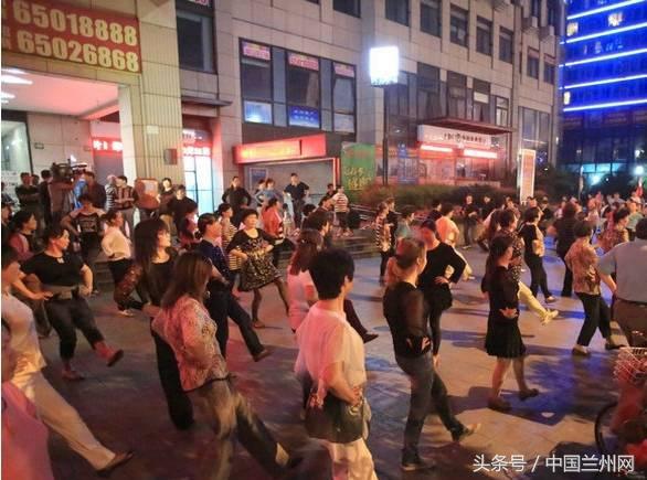 广场舞大妈和篮球小伙争场地后续,广场舞大妈和篮球小子终于对决了