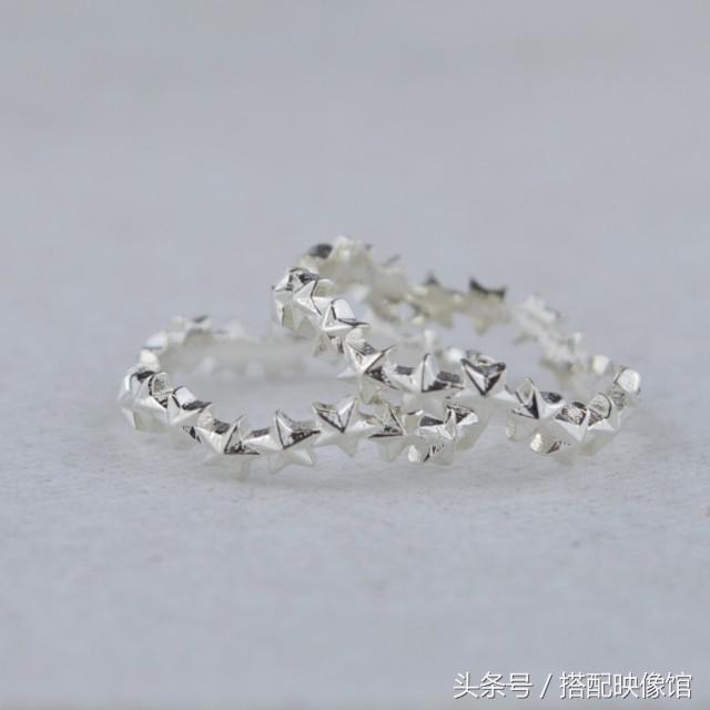 跟周冬雨学珠宝配饰搭配,周冬雨同款小众配饰