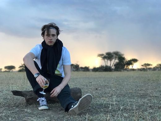 贝克汉姆一家非洲旅行，与小七温馨亲嘴被网民批评「有点变态」！