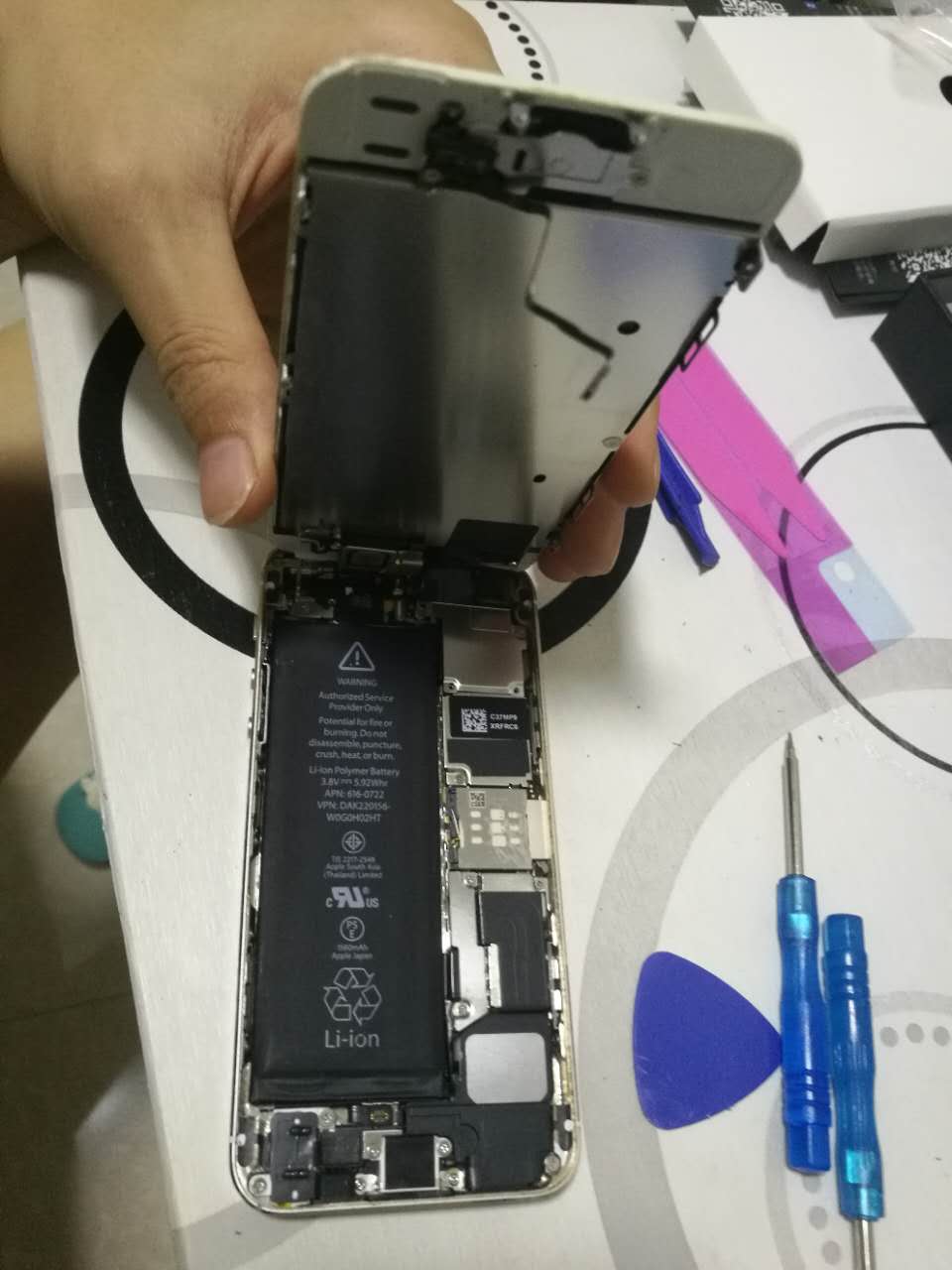 小白亲拆iPhone5s更换电池，手机满血复活