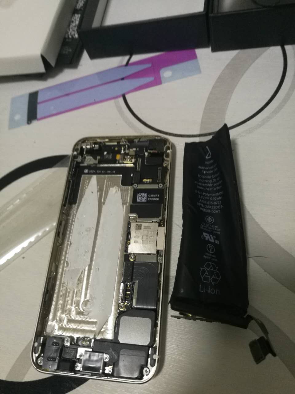 小白亲拆iPhone5s更换电池，手机满血复活