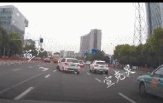 男子脚踏三只船被骗财,男子脚踏两只船被老婆发现