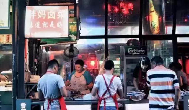 成都的夏夜，就适合穿起拖板儿鞋，整点卤菜，来盘冷啖杯！