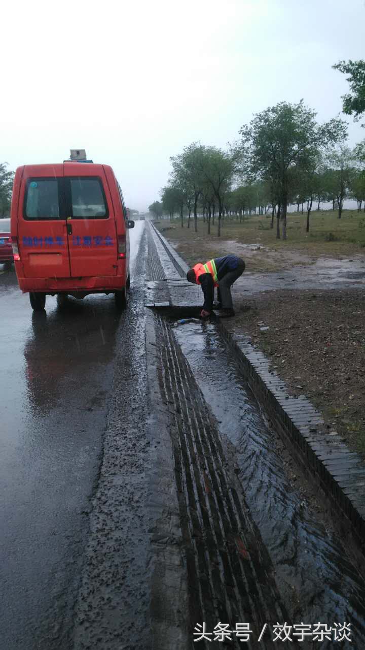 定邊公路管理段各養護道班排除路面積水