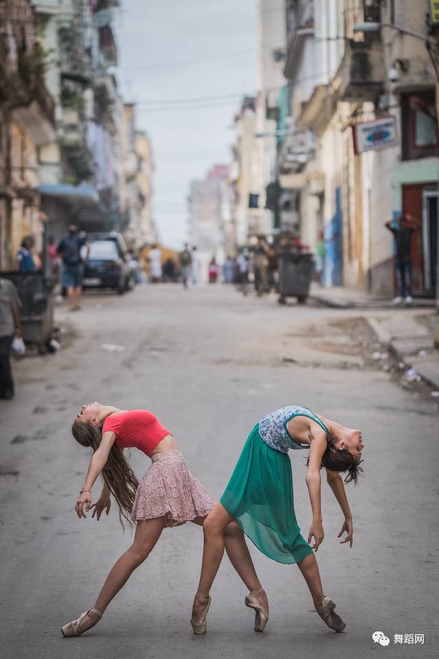 一群芭蕾舞者走上街头,一群芭蕾舞者视频