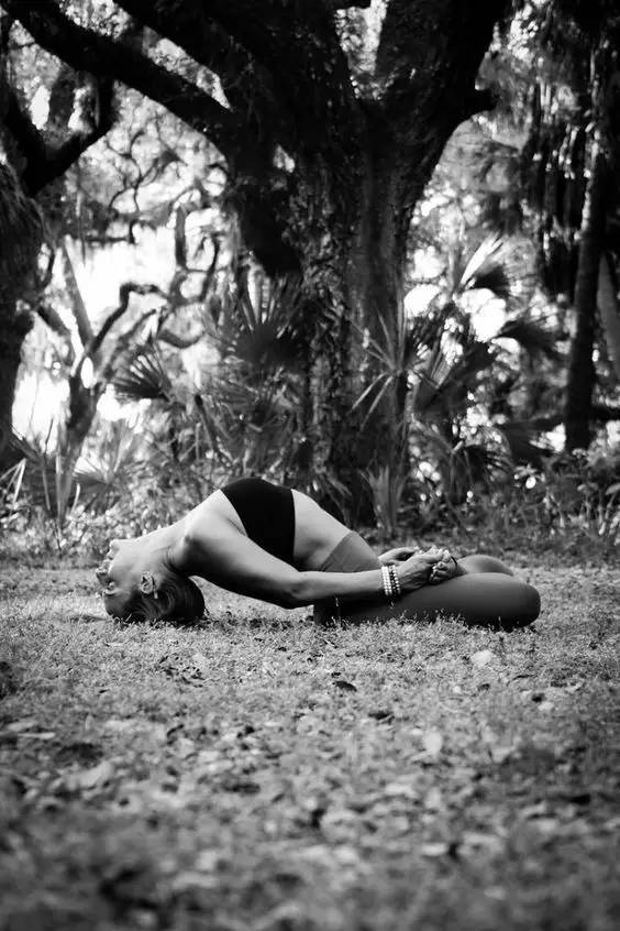 露腰露腿的季节到了瑜伽练起来,因为遇见你我遇见了更好的自己