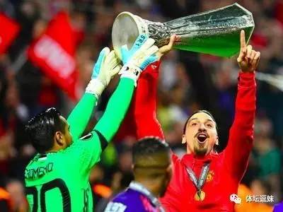 曼联拄拐天团,撒花庆祝动作