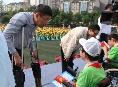 爱与快乐在一起,学校爱心助学活动报道