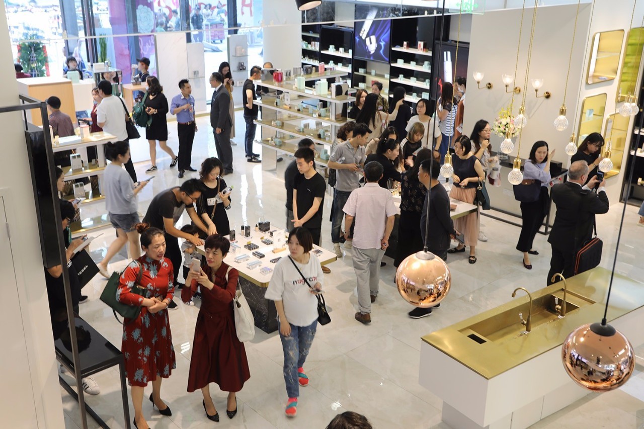 能把一条柴犬请来当服务员，也只有杭州这家新晋网红商场了吧……这波刷卡5折攻略，你一定收好！