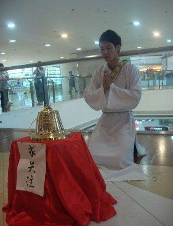 他是低音王子，曾参加07快男，跪地求关注被骂，歌手4踢馆成功