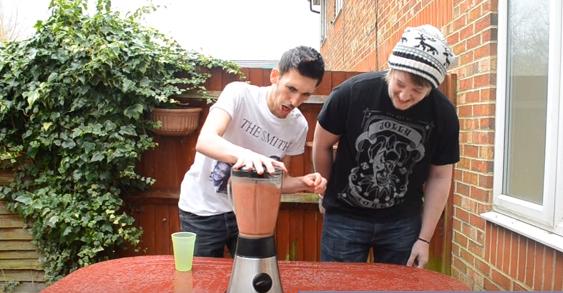 重口新高度！两男子“将活蛆搅碎后饮用”，看完我再也不想吃饭了