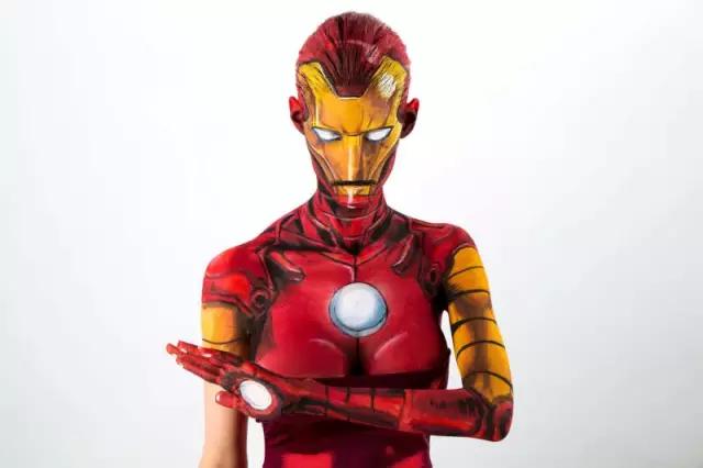 跪着看吧，她的人体彩绘绝了