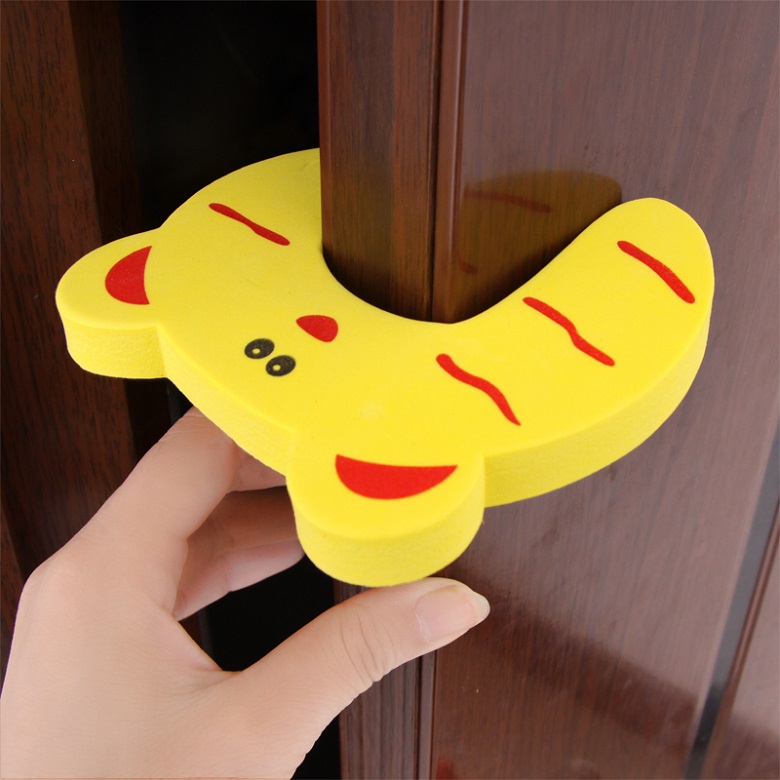 小孩子自己在卧室反锁了怎么办,孩子不小心把自己锁在保险柜