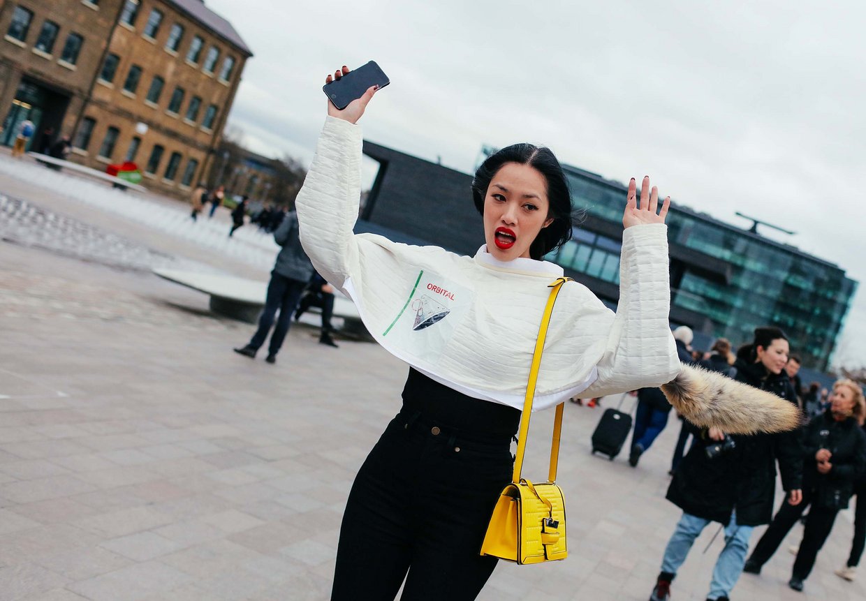 伦敦时装周时尚衣服穿搭,最新时装周街拍包包