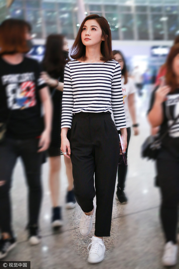 穿起来弹性十足又舒服的牛仔裤,紧身牛仔裤有很好的时髦感