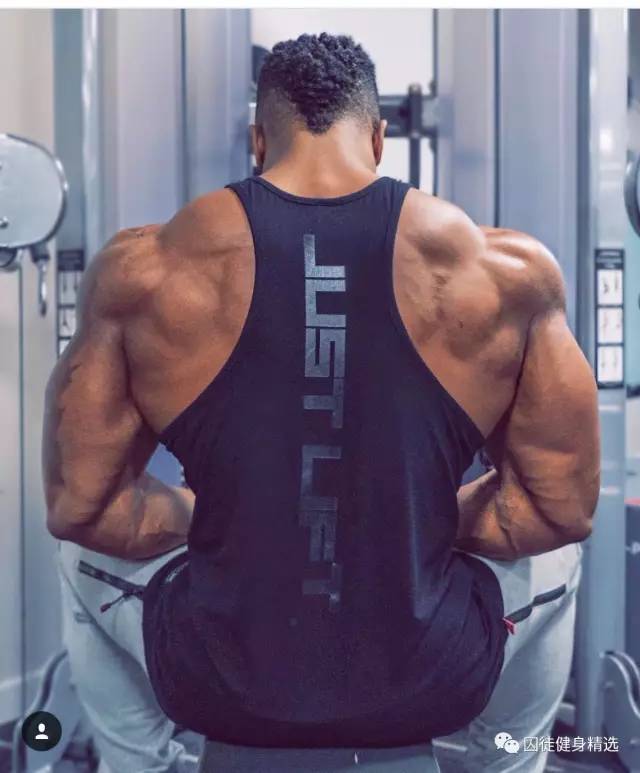 用雕刻刀雕刻动物,用木头雕刻熊猫