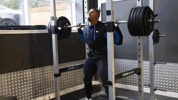 用雕刻刀雕刻动物,用木头雕刻熊猫