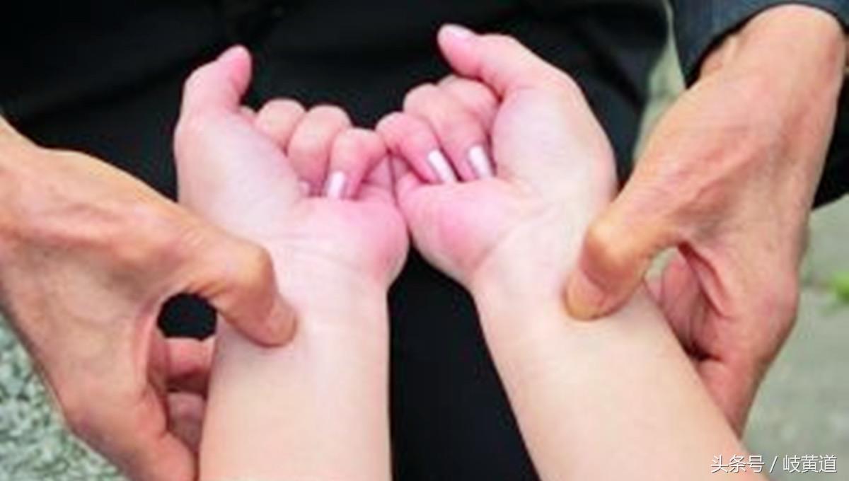 老人胸口痛间歇性的痛,60岁老人左胸口疼是怎么回事