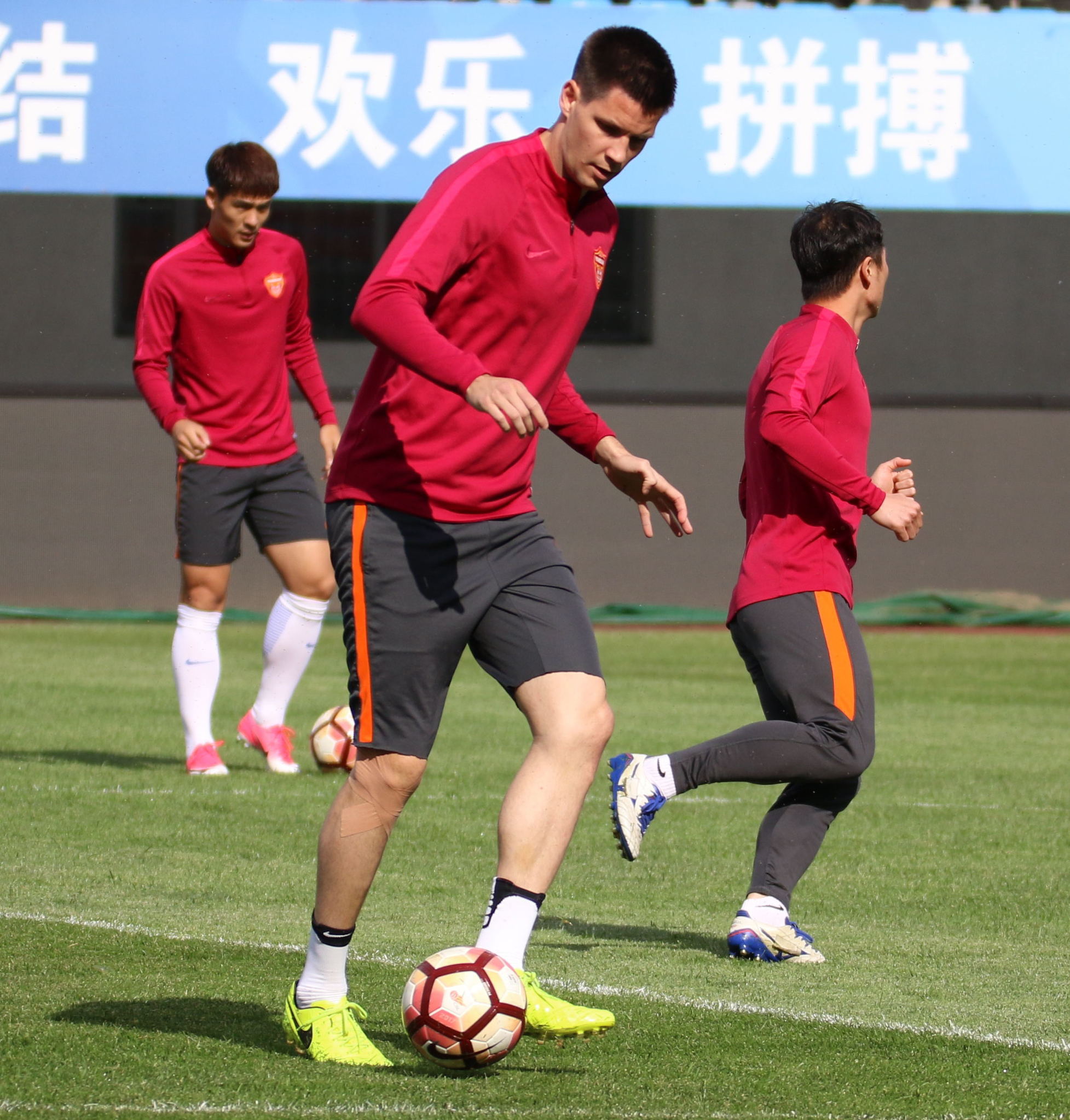 荷兰足球不同于匈牙利足球，他们的衰败更多是*祸人**